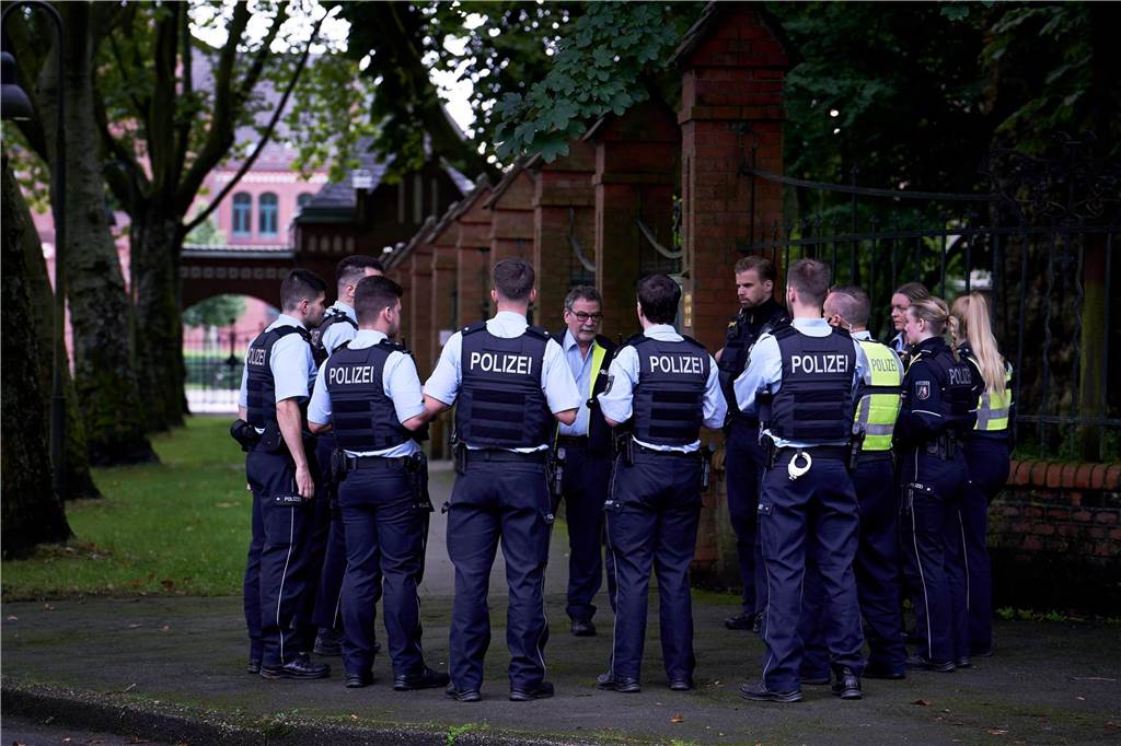Mehrere Polizisten auf dem Gebiet der Zeche Zollern.