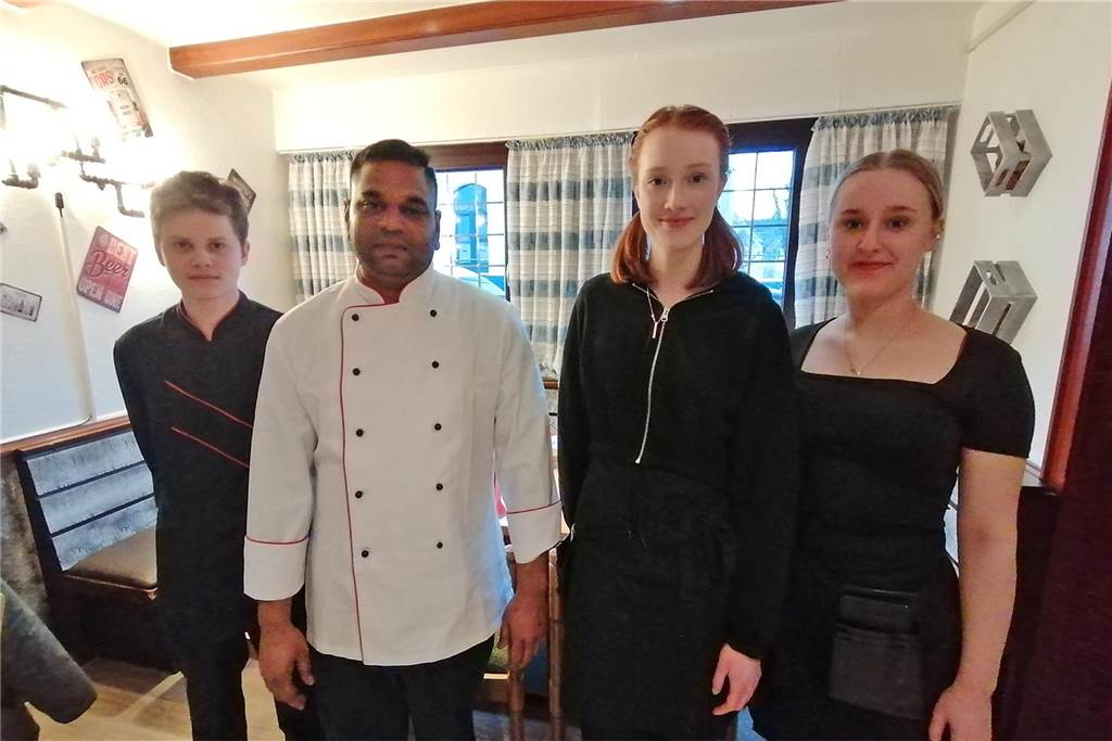 Das „Viva Tapas“ in Mengede hat einen neuen Inhaber Praktikant Justin, Christian Breitsprecher sowie die Servicekräfte Mia und Finja im Restaurant Viva Tapas.