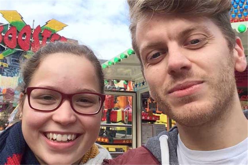 Schicken Sie uns Ihr Selfie von der Herbstkirmes Praktikantin Lynn und Volontär Moritz auf der Castrop-Rauxeler Herbstkirmes.