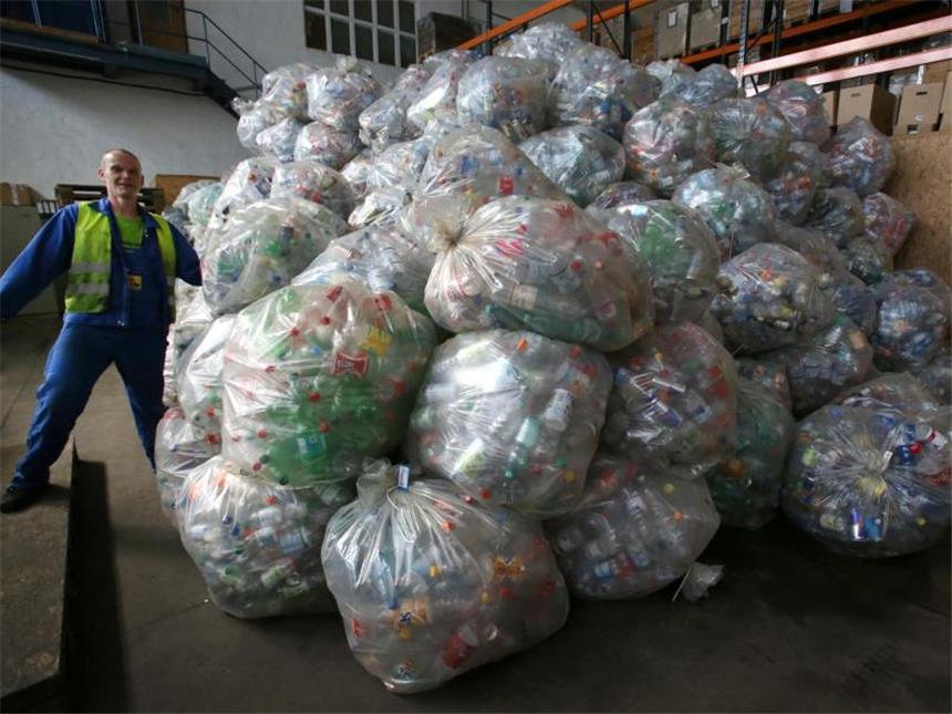 Umweltbundesamt bringt Einweg-Zwangsabgabe ins Gespräch Prall gefüllte Säccke mit Einwegflaschen in einem Leergut-Zählzentrum in Mecklenburg-Vorpommern. Foto: Bernd Wüstneck
