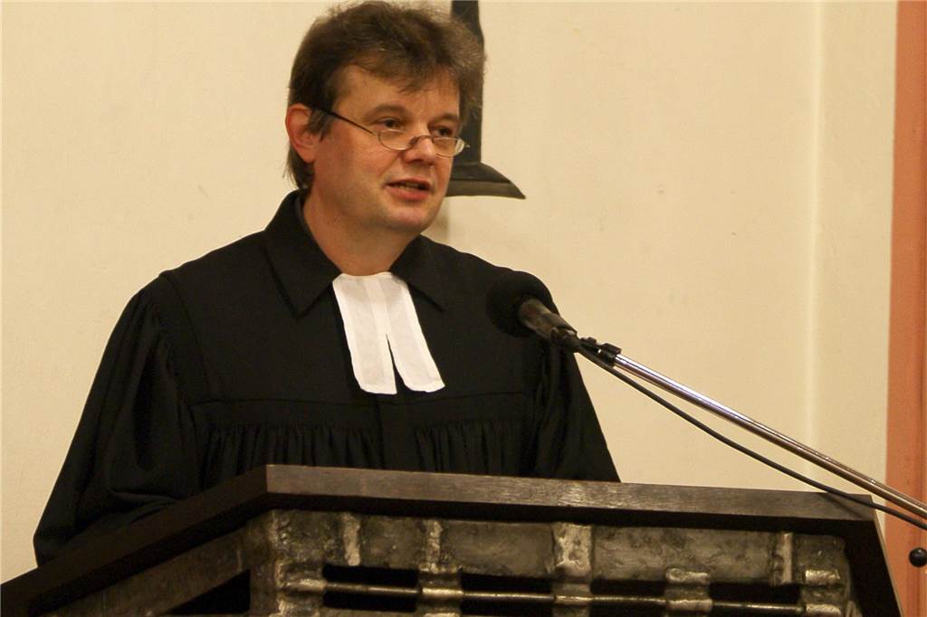 Pfarrer Lutterbeck geht in Ruhestand: Mehr Zeit für die Enkel Pfarrer Karl-Erich Lutterbeck steht an der Kanzel.