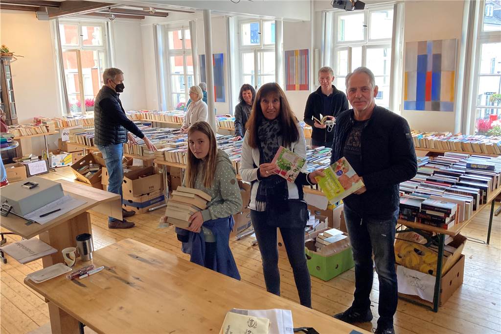 Der Herbst machte dem Dorstener Herbstfest am Samstag schwer zu schaffen Menschen decken sich beim Büchermarkt mit Lesestoff ein.