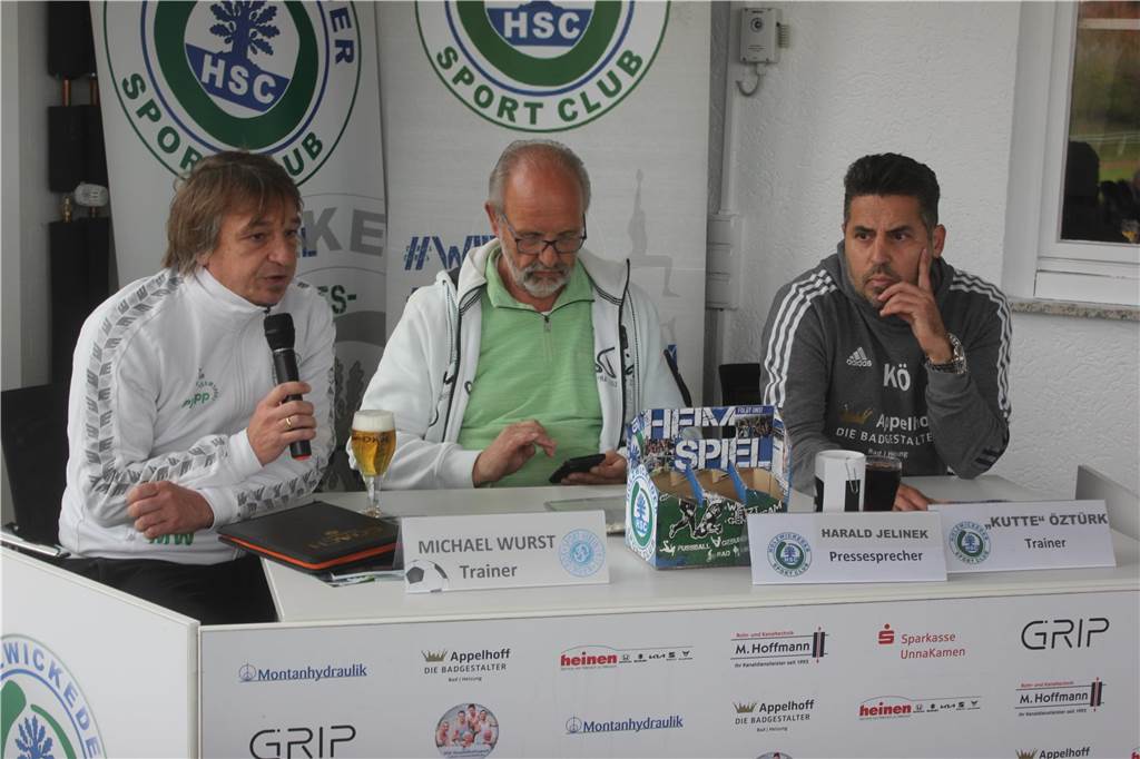 Sodingens Coach Michael Wurst sauer auf einige HSC-Fans Pressekonferenz in Holzwickede: (v.l.) Michael Wurst, HSC-Sprecher Harald Jelinek und Kurtulus Öztürk.