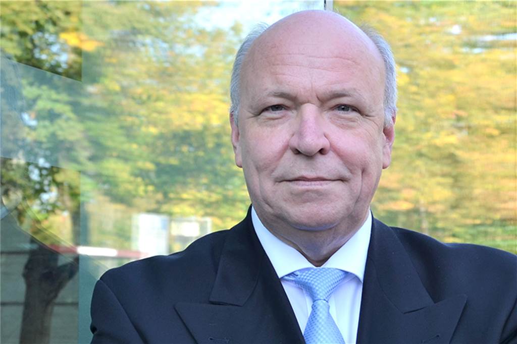 Gerücht: Wird die Seestadthalle doch nicht zur Flüchtlingsunterkunft? Pressesprecher Ulrich Tückmantel von der Bezirksregierung Münster bittet um Verständnis für die derzeitige Lage.