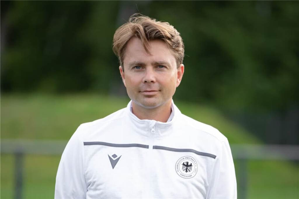 „Kein normaler Westfalenligist“: So tickt Holzwickedes Pokalgegner Preußen Espelkamp Preußen Espelkamps Coach Tim Daseking will sich mit seinem Team langfristig in der Oberliga festspielen.