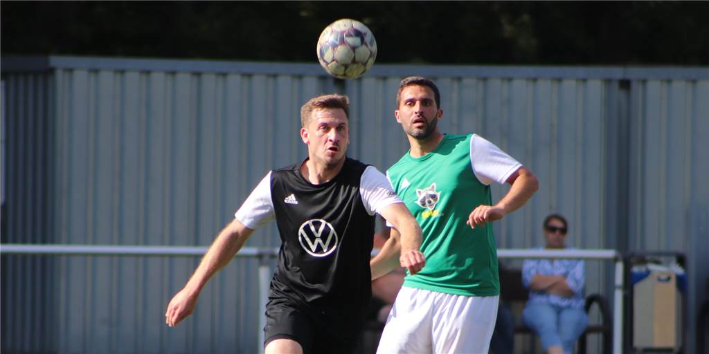 Preußen Lünens spielender Co-Trainer Maik Küchler (l.) ist mehr als zufrieden mit dem Saisonstart seiner Mannschaft.