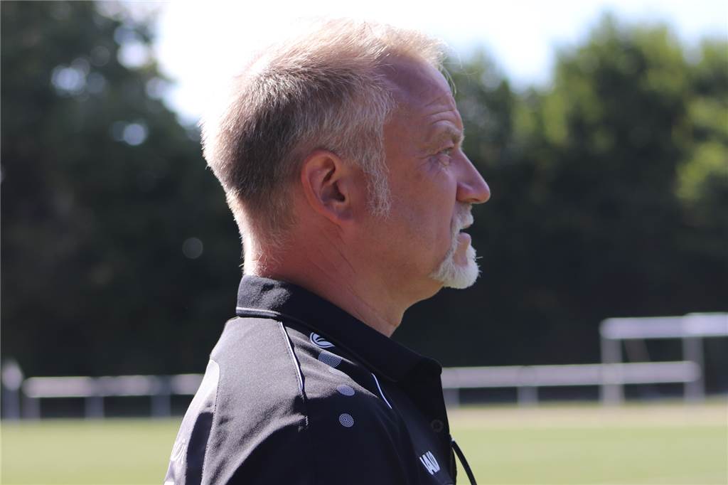 Schlägerei zwischen SV Preußen Lünen und Eving Lindenhorst: Vereine widersprechen sich Preußen-Trainer Carsten Walschus fand nach dem Spiel gegen Eving Lindenhorst eindringliche Worte.