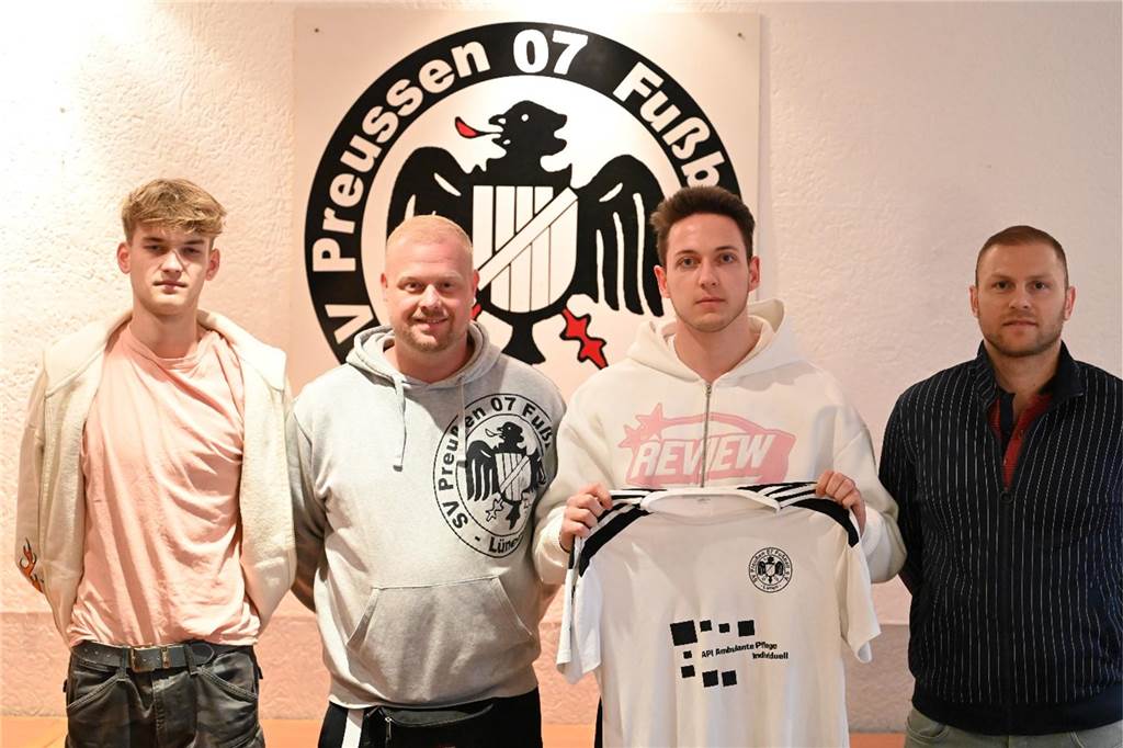 SV Preußen stellt drei neue Spieler vor: Ein Neuzugang für jeden Mannschaftsteil Preußens Sportlicher Leiter Stephan Ahland (2.v.l.) stellt die Neuzugänge Steven Letkemann, Marcel Michels und Faruk Sancaktar vor (v.l.).