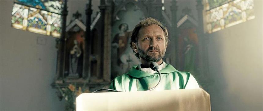 Und wer nimmt den Priester in den Arm? Priester Adam hat ein Geheimnis.