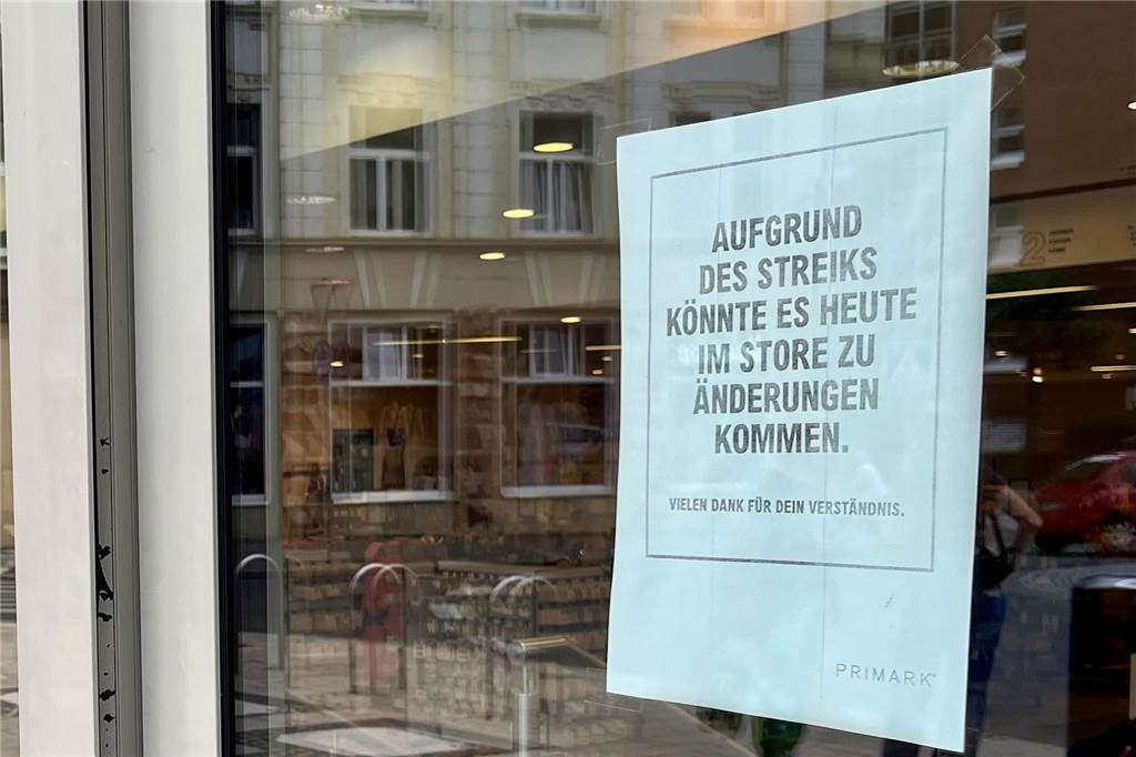 Warnstreik bei Karstadt und Co: Kunden bekommen die Folgen zu spüren Primark in der Thier-Galerie wies am Mittwoch auf einem Aushang auf streikbedingte „Änderungen“ im Store hin. Im Geschäft gab es dazu auch Durchsagen.