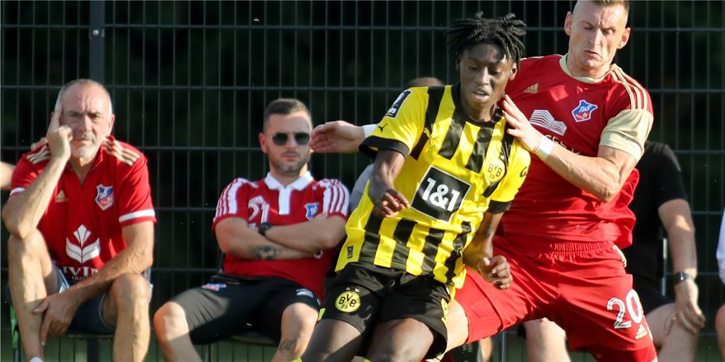 BVB-U23: Das 0:1 gegen Bövinghausen stimmt nachdenklich Prince Aning im Zweikampf mit Philipp Rößler.