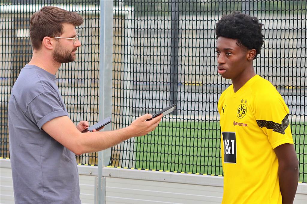 Prince Aning exklusiv über seinen BVB-Wechsel: „Hier kann ich zeigen, was ich kann“ Prince Aning (r.) spricht mit RN-Reporter Kevin Pinnow über seinen Wechsel zum BVB.