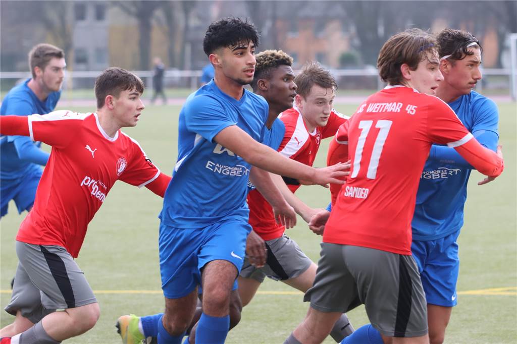 Mutter getötet, Vater verfolgt, Tante verschwunden - Prince Juniors unglaubliche Odyssee Prince Junior (4.v.r.) mittendrin: Im Testspiel gegen den SC Weitmar stand er in der Startformation.
