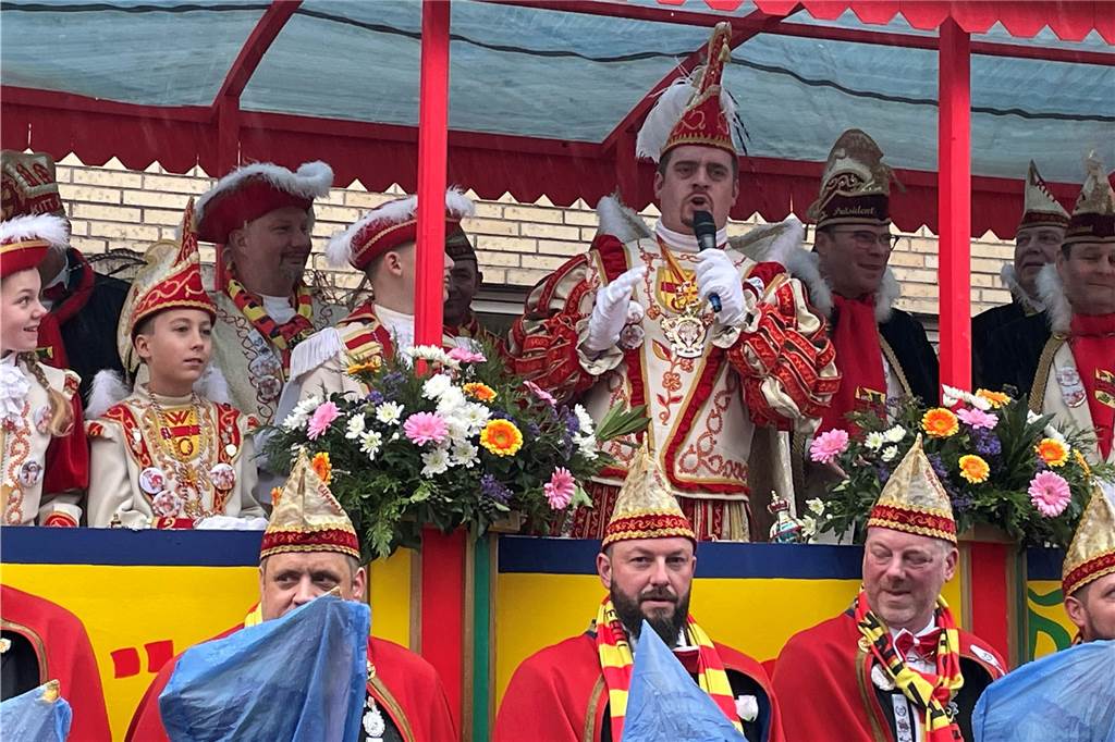 Die Narren haben die Macht in Olfen: Prinz Christian IV. hat am Sonntag die Macht in Olfen übernommen. Vor dem Rathaus verkündete er seine 11. Gebote.