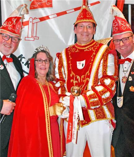 KKG Oeding lüftet Geheimnis: Dieses Prinzenpaar führt die Narren durch eine 60er-Jahre-Session Das Prinzenpaar mit Präsident Christoph Steinberg (l.) und dem KKG-Vorsitzenden Thomas Weddeling