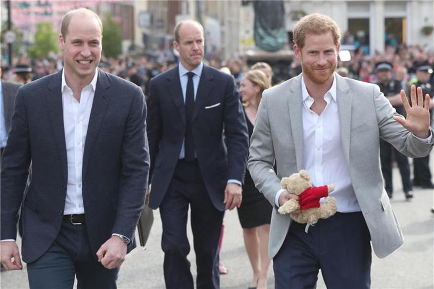 Traumhochzeit in Windsor: Beginn einer neuen Ära? Prinz Harry und Prinz William tauchen am Vorabend der Hochzeit überraschend in Windsor auf. Es gibt erste Geschenke. Foto: Jonathan Brady/PA Wire