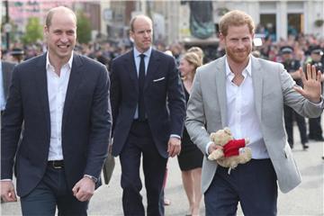 Prinz Harry und Prinz William tauchen am Vorabend der Hochzeit überraschend in Windsor auf. Es gibt erste Geschenke. Foto: Jonathan Brady/PA Wire