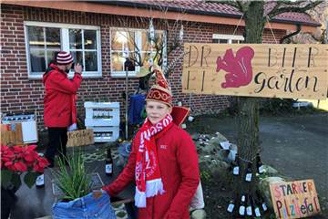Prinz Luis, seine Prinzessin Carla und Vorstandsmitglieder des RRZ besuchten am Rosenmontag geschmückte Vorgärten und Eingangsbereiche in der ganzen Gemeinde. Unter anderem den "Drei Eichhörnchen Biergarten" an der Straße "Zum Ehrenmal".