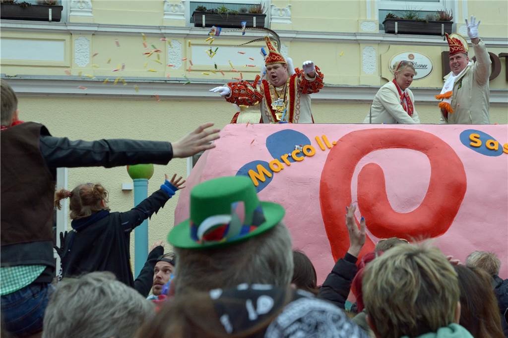 Jecken erobern Werne an Rosenmontag und feiern bis spät in die Nacht Prinz Marco II. beim Kamelle-Schmeißen.