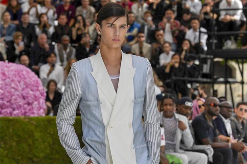 Model-Prinz Nikolai feiert 19. Geburtstag Prinz Nikolai von Dänemark bei einer Dior-Show in Paris. Foto: Piero Biasion/Photoshot