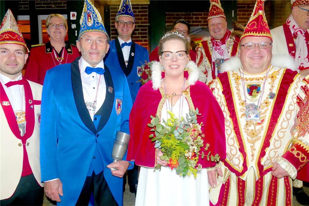 Prinz Thomas II. (Wenzel, r.), Prinzessin Katharina I. (Bauland) und Mundschenk Jochen Vortkamp (l.) führen die Klein-Kölner Narren durch die Session in und um Wüllen. Unter riesigem Jubel wurde das Dreigestirn an der Höste proklamiert.