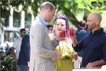 Prinz William (l) trifft die Sängerin Netta in Tel Aviv. Foto: Ian Vogler