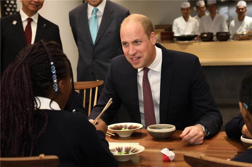 Prinz William und Herzogin Kate lieben Sushi Prinz William mit Schulkindern im Londoner Japan-Haus. Foto: Tim P. Whitby/PA