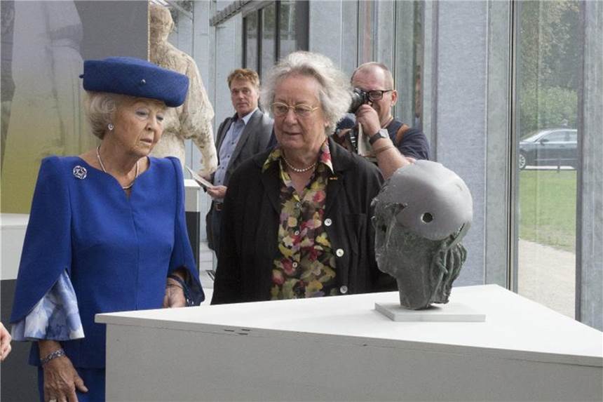Prinzessin Beatrix der Niederlande sieht sich im Haus Doorn die Ausstellung „Verzet en Verdriet in Beeld“ an. Foto: Albert van der Werf