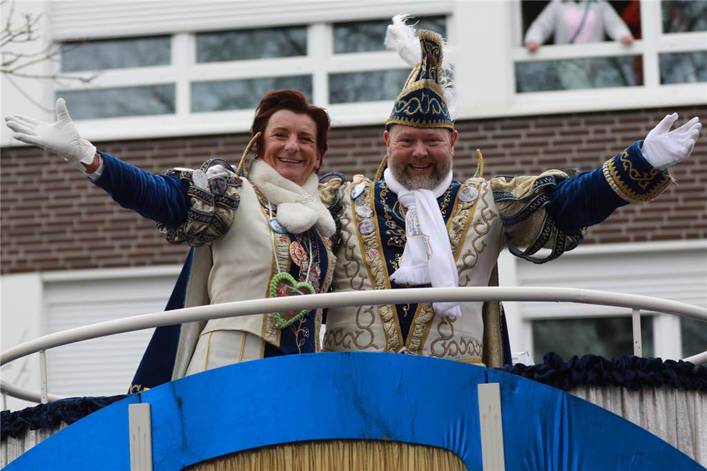 Rosenmontagszug wird zur Schaumparty: Franz und Birgit feiern Karneval Prinzessin Birgit die zweite und Prinz Franz der dritte freuten sich über die vielen Zuschauer, die die Straßen säumten.