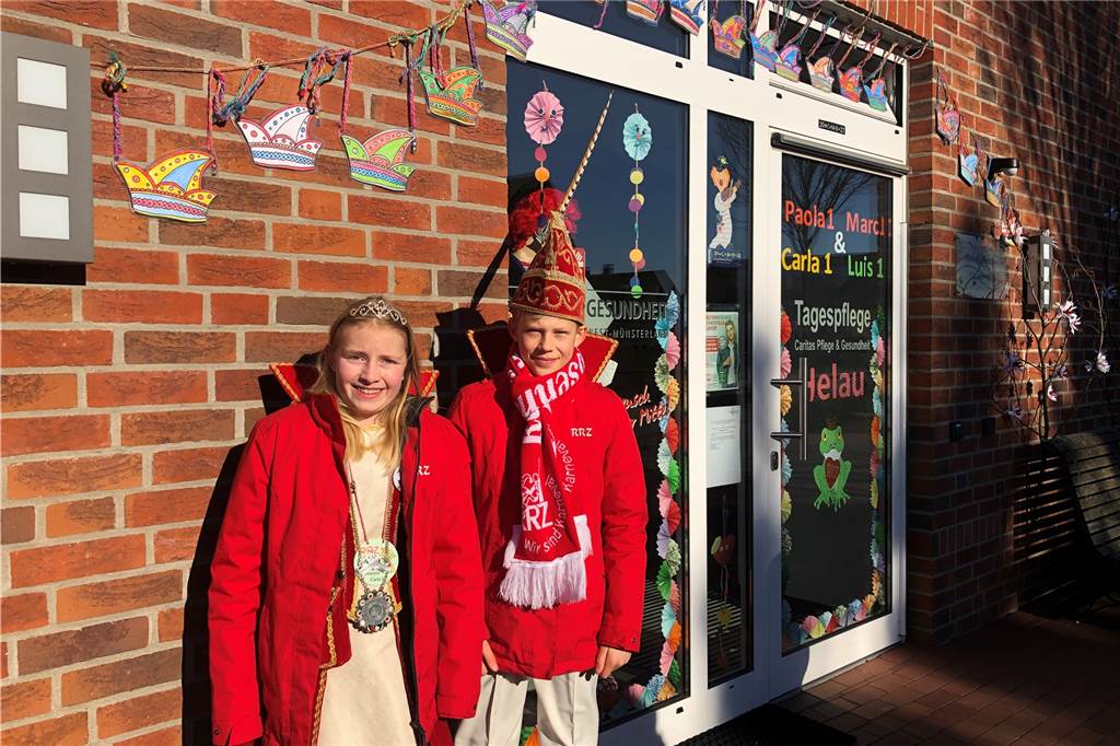 Karneval trotz Krieg und Corona: „Es bleibt ein blöder Beigeschmack“ Prinzessin Carla und Prinz Luis begutachteten auch den geschmückten Eingangsbereich an der Erler Tagespflege. Die Narrenkappen hatten die Besucher ausgemalt.