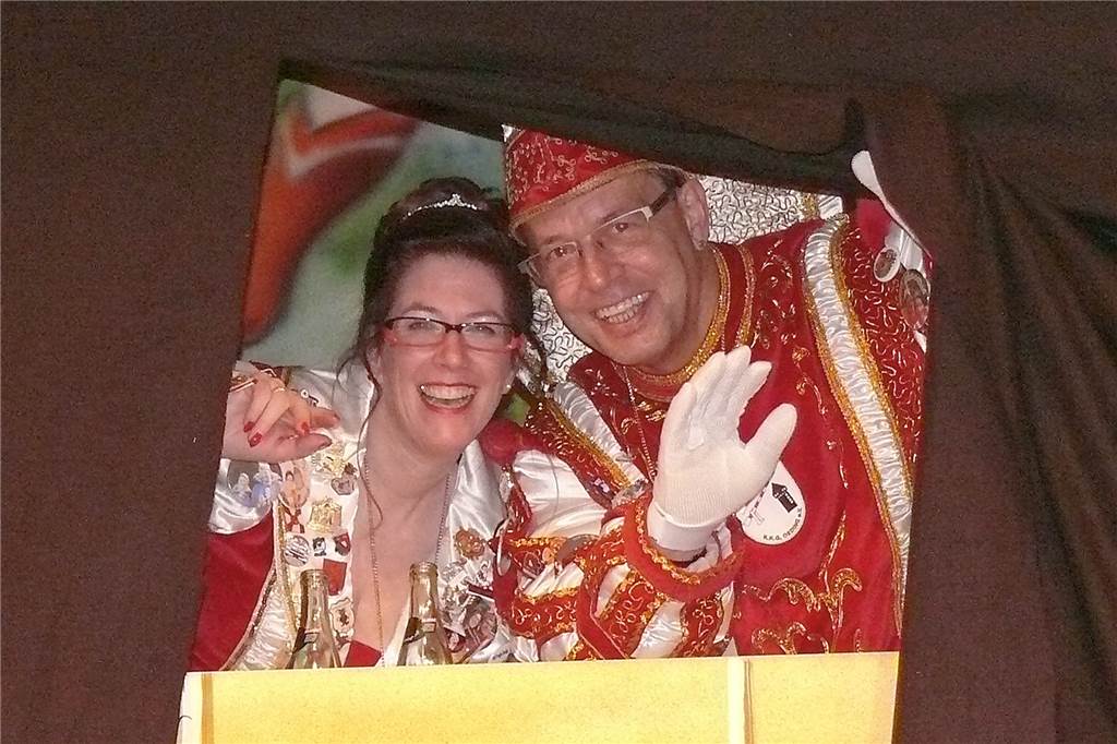 Närrische Hochstimmung mit Comedians, KKG-Tanzgarden und immer wieder Überraschungen Prinzessin Tamara I. (Rogge) und Prinz Wolfgang I (Wedmann) blicken gespannt durch den Vorhang.