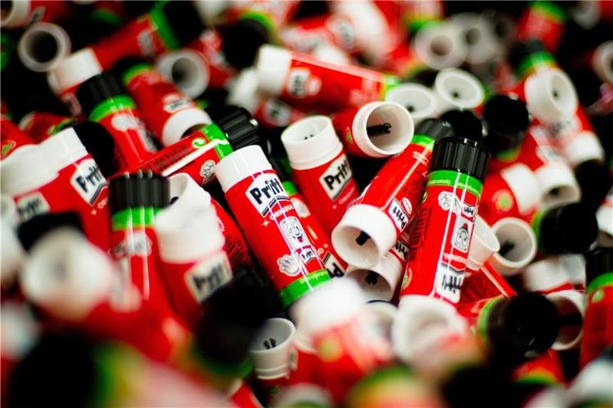 Henkel wird Hauptsponsor von Fortuna Düsseldorf Pritt-Stifte liegen in einer Maschine in der Klebstoffproduktion von Henkel. Foto: Jan-Philipp Strobel/Archiv