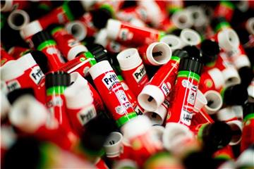 Pritt-Stifte liegen in einer Maschine in der Klebstoffproduktion von Henkel. Foto: Jan-Philipp Strobel/Archiv
