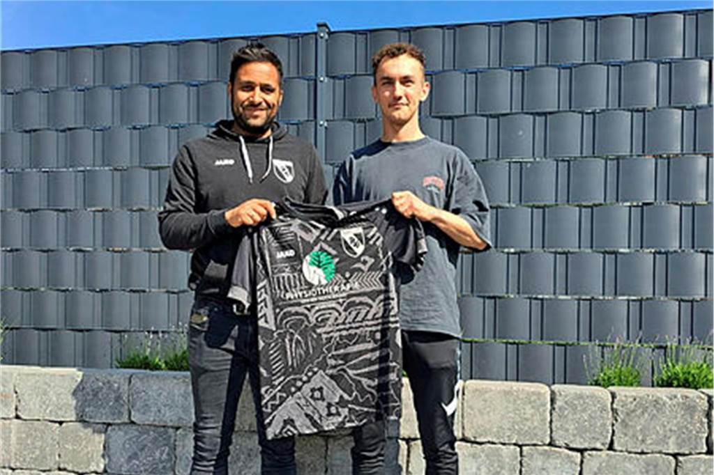 PSV Bork verpflichtet Dustin Nowak vom BW Alstedde Samni Ojo (l.) und Dustin Nowak (r.) halten gemeinsam ein Trikot vom PSV Bork hoch.