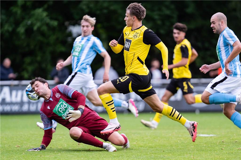 BVB-U23 lässt ASC 09 keine Chance: Aplerbeck legt Fokus nun auf den Hecker-Cup Privatduell: BVB-Offensivmann Julian Hettwer gegen Aplerbecks Schlussmann Joshua Mroß.