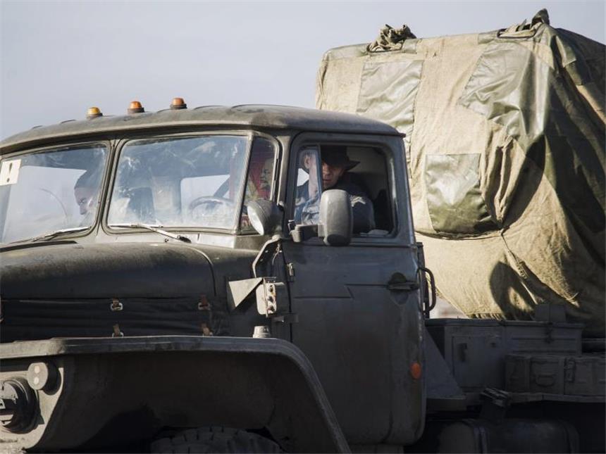 Poroschenko warnt vor Aufflammen neuer Kämpfe im Donbass Pro-russische Rebellen bei Donezk: Das Kiewer Militär und die Aufständischen setzen den Abzug schwerer Waffen fort. Foto: Anastasia Vlasova
