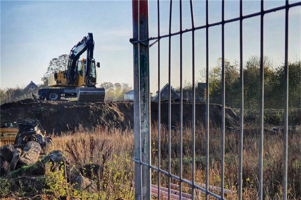 Asbesthaufen: Entsorgung kostet jetzt schon 600.000 Euro – weitere Kosten folgen Proben während der Arbeiten Ende 2021 haben ergeben, dass weiteres belastetes Material im Boden lagert. Der Umfang ist jedoch völlig unklar.