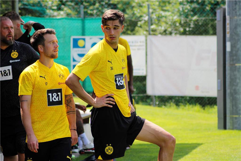 BVB-U23 in Kirchberg – Neuzugang tritt kürzer: Probespieler mit prominentem Namen Nikola Komljenovic blickt nach rechts.