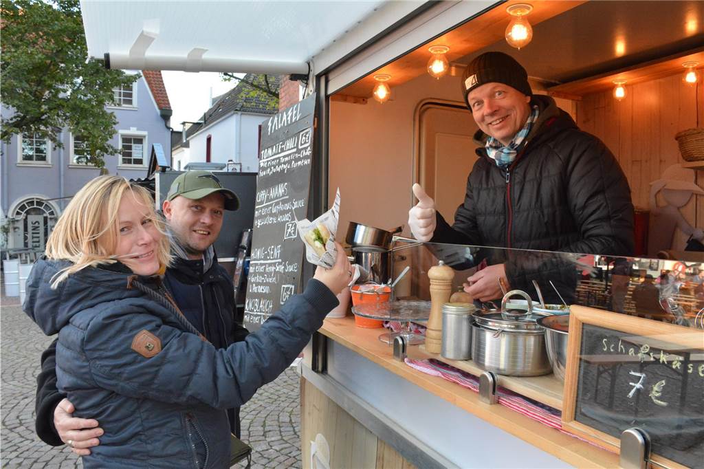 Cheatday Streetfood Festival mit Riesen Smoker Truck auf dem Marktplatz Probieren ist angesagt beim Cheatday Festival.