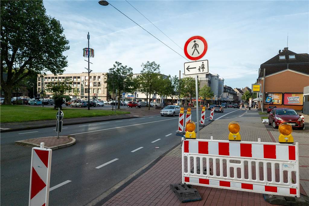 Baustellen an Zebrastreifen und Ampel: Vater kritisiert Schulweg-Barrieren Problem 1 an der Ickerner Straße: Kinder, die zur Ampel wollen, werden hier „umgeleitet“. Immerhin über eine Verkehrsinsel in der Straßenmitte. Aber nicht perfekt im Sinne der Kindergewöhnung an den richtigen Schulweg, findet Michael Trösken.
