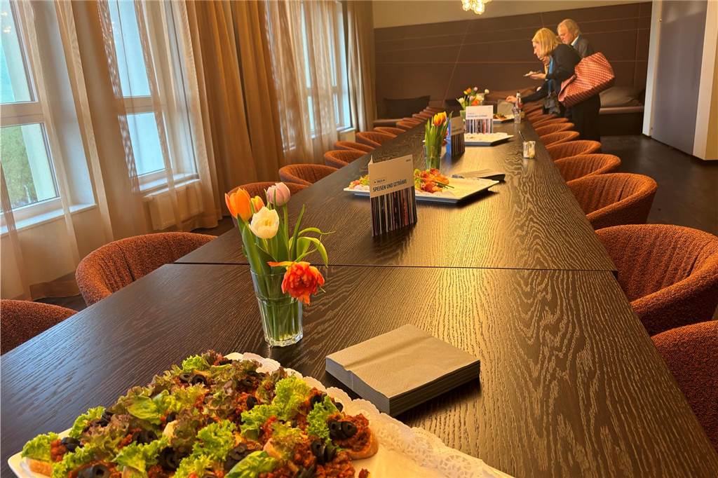 Wie Adesso seine Mitarbeiter aus dem Homoffice locken will Problemlos ist in der gut 200 Quadratmeter großen Lounge von Adesso in Dortmund Platz für eine lange Tafel, an der zum Beispiel nach einem gemeinschaftlichen Kochen in der Eventküche gegessen werden kann.