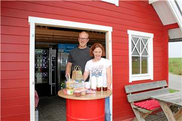 Produkte, die aus der Region kommen, liegen im Trend. Dazu gehören auch Angebote wie die Milchtankstelle des Hofs von Julia und Martin Schulte Althoff in Südkirchen.