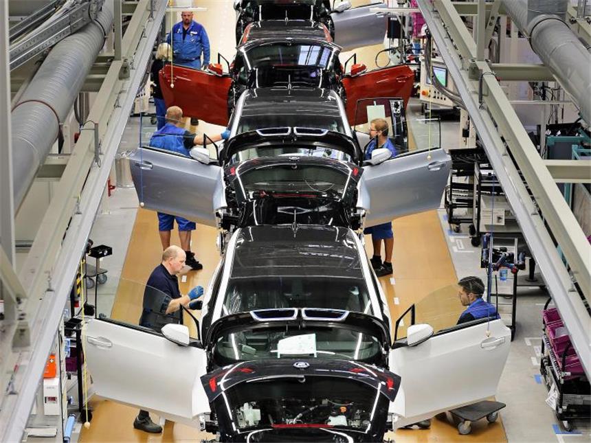 BMW will nächstes Jahr 100 000 Hybrid- und E-Autos verkaufen Produktion des BMW-Elektroautos i3 in Leipzig: Der Konzern will im nächsten Jahr 100 000 Hybrid- und E-Autos verkaufen. Foto: Jan Woitas/Archiv