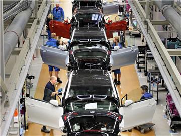 Produktion des BMW-Elektroautos i3 in Leipzig: Der Konzern will im nächsten Jahr 100 000 Hybrid- und E-Autos verkaufen. Foto: Jan Woitas/Archiv