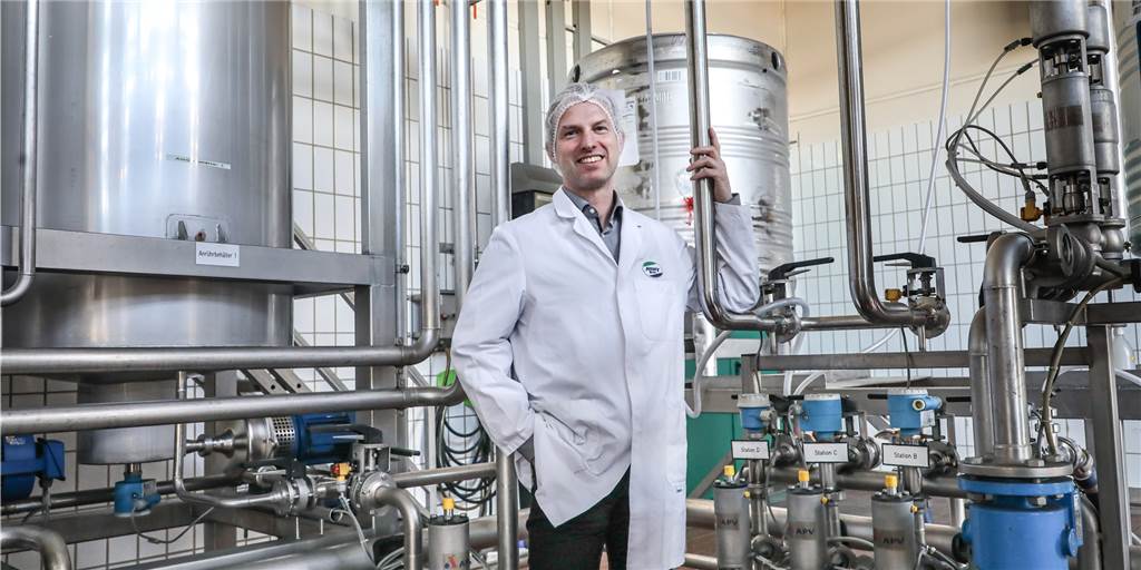 Kohlensäure wird knapp – Dortmunds Getränke-Hersteller sehen aber eher ein anderes Problem Produktionsleiter Marcus Finzel mit einem Teil der technischen Anlagen der Ardey-Quelle