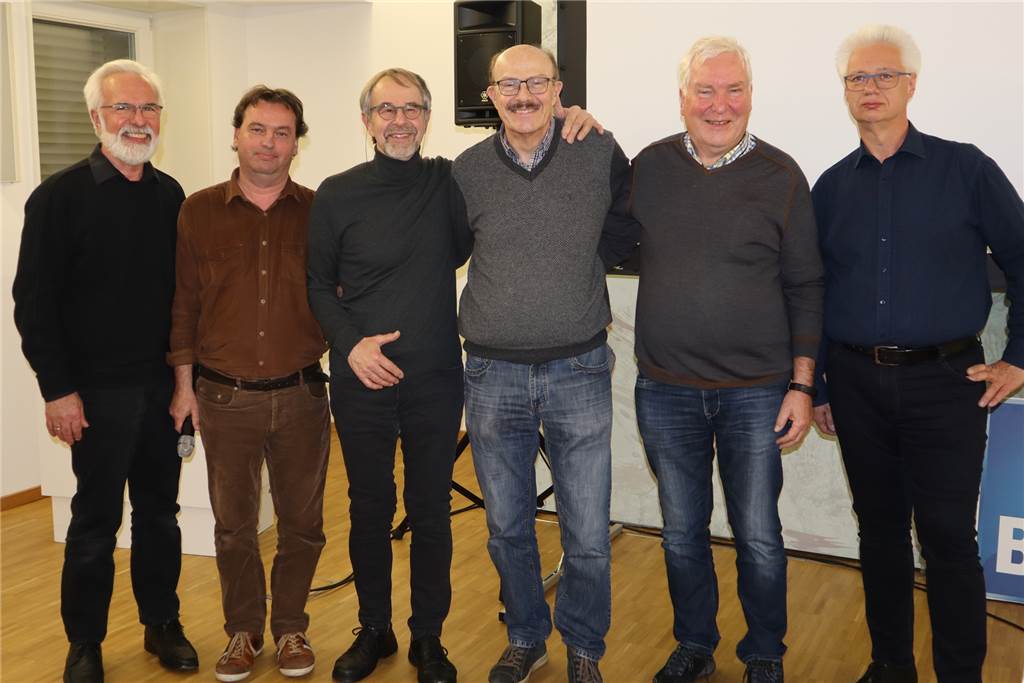 Die vielen Facetten des Jahres 2019 in Brackel Produktionsleiter Volker Krieger (2.v.l.) und Hans-Joachim Hirschfeld (l.) vom Filmklub Dortmund mit Brackelern, die an dem Film mitgewirkt haben.