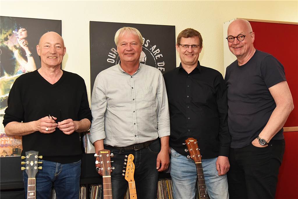 Virus D: Bandmitglieder spielen emotionales Konzert und nehmen neue Songs auf Produzent und Toningenieur Thomas Erkelenz (l.) mit den Bandmitgliedern Andreas Mohr, Thomas Kersting und Bernd Feller im Studio.