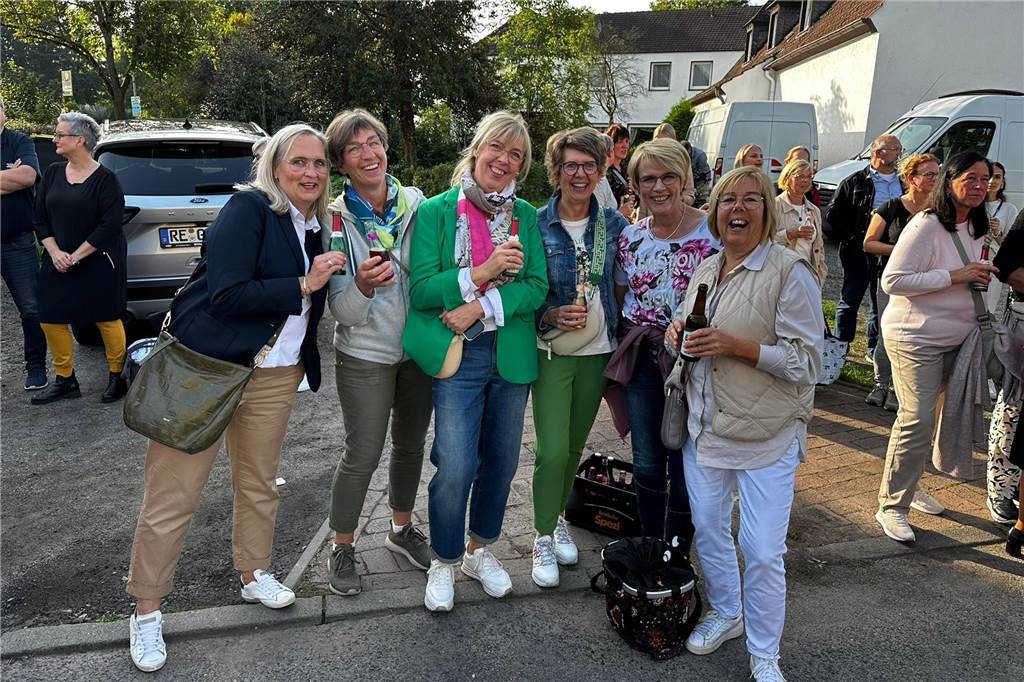 Die Hochzeit des Jahres in Dorsten: Sogar der Ministerpräsident kam Prösterchen! Viele Dorstener kamen zur Matthäuskirche, um das Brautpaar zu sehen.
