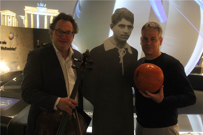 Konzert im Fußballmuseum erinnert an Rekord-Nationalspieler Gottfried Fuchs Prof. Alexander Hülshoff, Künstlerischer Leiter des Orchesterzentrum NRW, und Manuel Neukirchner (r.), Direktor Deutsches Fußballmuseum, laden für den 18. Januar zu einem besonderen Konzert in das DFB-Fußballmuseum ein.