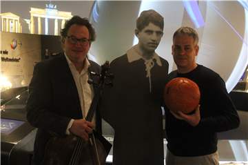 Prof. Alexander Hülshoff, Künstlerischer Leiter des Orchesterzentrum NRW, und Manuel Neukirchner (r.), Direktor Deutsches Fußballmuseum, laden für den 18. Januar zu einem besonderen Konzert in das DFB-Fußballmuseum ein.